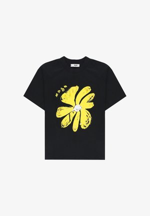 T-shirt nera a maniche corte con un grande fiore astratto giallo e la scritta "msgm" stampata vicino all'angolo in alto a sinistra del disegno.