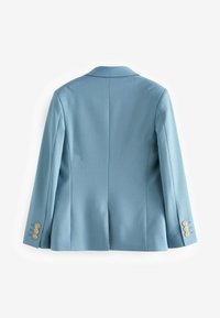 Svetlomodrý blazer s upraveným strihom, má výstrih s klopami, dlhé rukávy a tri gombíkové detaily na každom manžete. Hladká textúra látky.