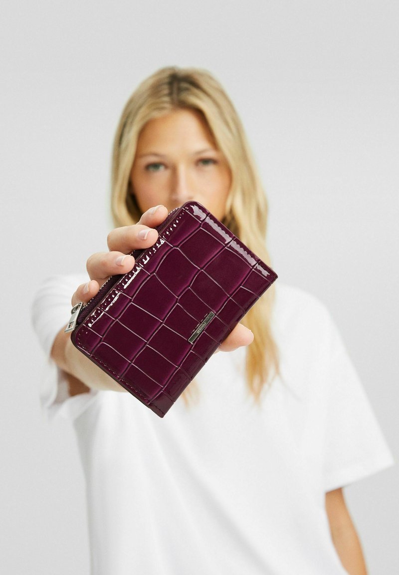 Bershka EMBOSSED PATENT ANIMAL PRINTPURSE Portemonnee bordeaux/bordeauxrood Zalando.be