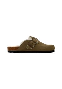 Zapato tipo clog de ante marrón, con plantilla de corcho, forro de piel de borrego y un detalle de hebilla metálica. Suela plana con un acabado texturizado.