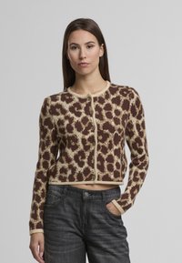 Hnedý a béžový kardigán s leopardím vzorom, okrúhlym výstrihom, zapínaním na gombíky vpredu a dlhými rukávmi, vyrobený z textúrovanej pleteniny.