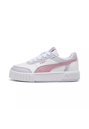 Sneaker bianca bassa con striscia laterale rosa, dettagli grigi e suola spessa bianca, con logo Puma sul lato e sul tallone.