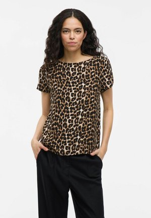 Leopardmönstrad topp i lätt material, med bred halsringning, korta ärmar och avslappnad passform. Matchas med mörka byxor.