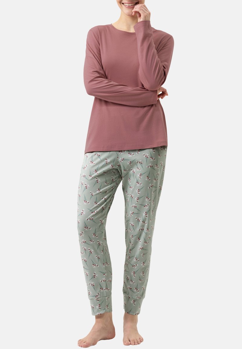 Mauve top met lange mouwen gecombineerd met lichtgroene broek met een bloemenpatroon in roze en wit. Gemaakt van een zachte stof.