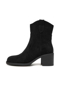 Černé semišové kotníčkové boty se zúženým tvarem, dekorativním prošíváním a blokovým podpatkem. Univerzální design pro neformální i formální outfity.