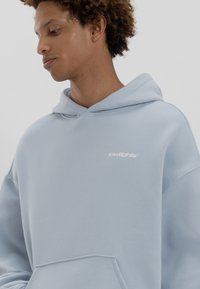 LOW LIGHTS STUDIOS® BASIC LOGO HOODIE - Φούτερ - sky blue