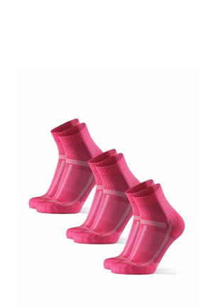 Trois paires de chaussettes roses à la cheville, avec des bords côtes et des motifs de rayures roses claires, sont disposées en rangée diagonale sur un fond blanc.