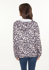 Letvun, hættejakke med et pink og sort leopardprintdesign, med lange ærmer og en afslappet pasform. Blød stoftekstur.