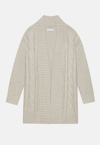 Beige pletený cardigan s šálovým límcem, zdobený kabelkovými vzory na přední straně, žebrovanými manžetami a otevřeným předním designem.