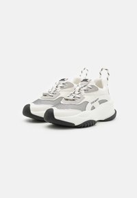 Sneaker bianche e grigie con tomaia in rete testurizzata, linguetta imbottita, suola in gomma nera e lacci bianchi e neri distintivi.