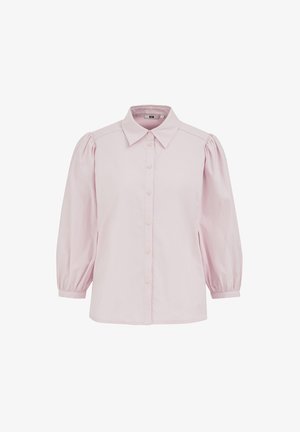 Helles rosa Bluse mit klassischem Kragen, durchgehender Knopfleiste und dreiviertel Puffärmeln. Hergestellt aus leichtem Stoff mit glatter Textur.