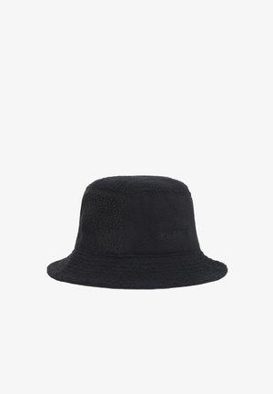 Schwarzer Bucket Hat aus strukturiertem Fleece-Material, mit breiter Krempe und flachem Oberteil sowie einem Logo an der Seite.