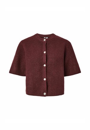 Bordeaux ribbelgebreide cardigan met korte mouwen, ronde halslijn en vijf witte knopen aan de voorkant. Zachte textuur, relaxte pasvorm.