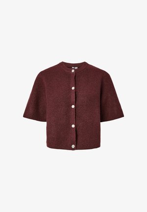 Burgundy ribbad stickad cardigan med korta ärmar, rund halsringning och fem vita knappar framtill. Mjuk textur, avslappnad passform.