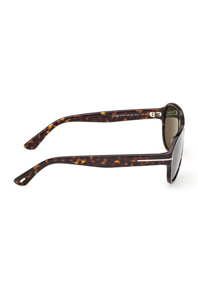 Lunettes de soleil à motif écaille de tortue avec des verres foncés et des montures rectangulaires épaisses, présentées de profil sur un fond blanc.