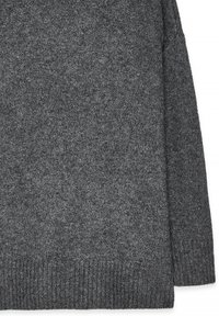 Suéter de punto gris con un acabado texturizado, que presenta un cuello redondo amplio y un dobladillo acanalado. Las mangas largas se extienden a partir de un corte relajado.
