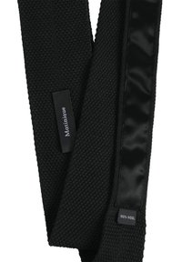 Corbata de lana negra trenzada con un patrón texturizado y acentos de satén. Incluye etiquetas que demuestran "100% LANA" y el nombre de la marca.