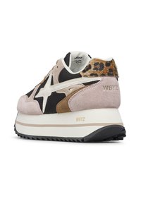 Sneaker in tonalità di rosa, nero e marrone. Presenta materiali in suede e pelle, una stella bianca a contrasto, dettagli in stampa leopardata e una suola stratificata.