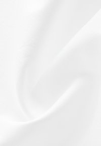Weißer Stoff mit glatter Textur, der einen leichten Glanz aufweist. Das Material ist leicht und hat subtile gewebte Details.