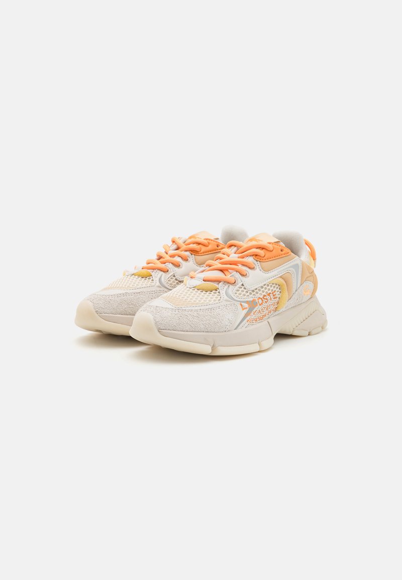 Sneaker con tomaia in rete crema, dettagli in suede grigio e lacci arancioni. Suola in gomma spessa con superficie testurizzata e dettaglio del logo.
