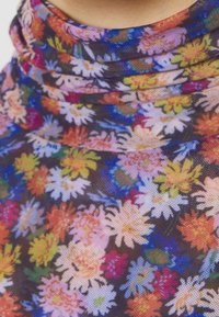 Kolorowa tkanina w kwiatowy wzór na ciemnym tle. Posiada fason z kapturem oraz teksturowaną powierzchnię z różnymi kształtami kwiatów.