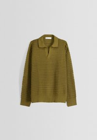 Pull en tricot vert olive à manches longues avec col ouvert et poignets côtelés, posé à plat sur un fond blanc.