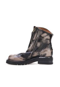 Mustat ja metallinhohtoinen pronssinvärinen nahkasaapas nilkkapituisena, jossa on sileä pinta, sivuvetoketju ja tukeva pohja, jossa on vaakasuorat urat.