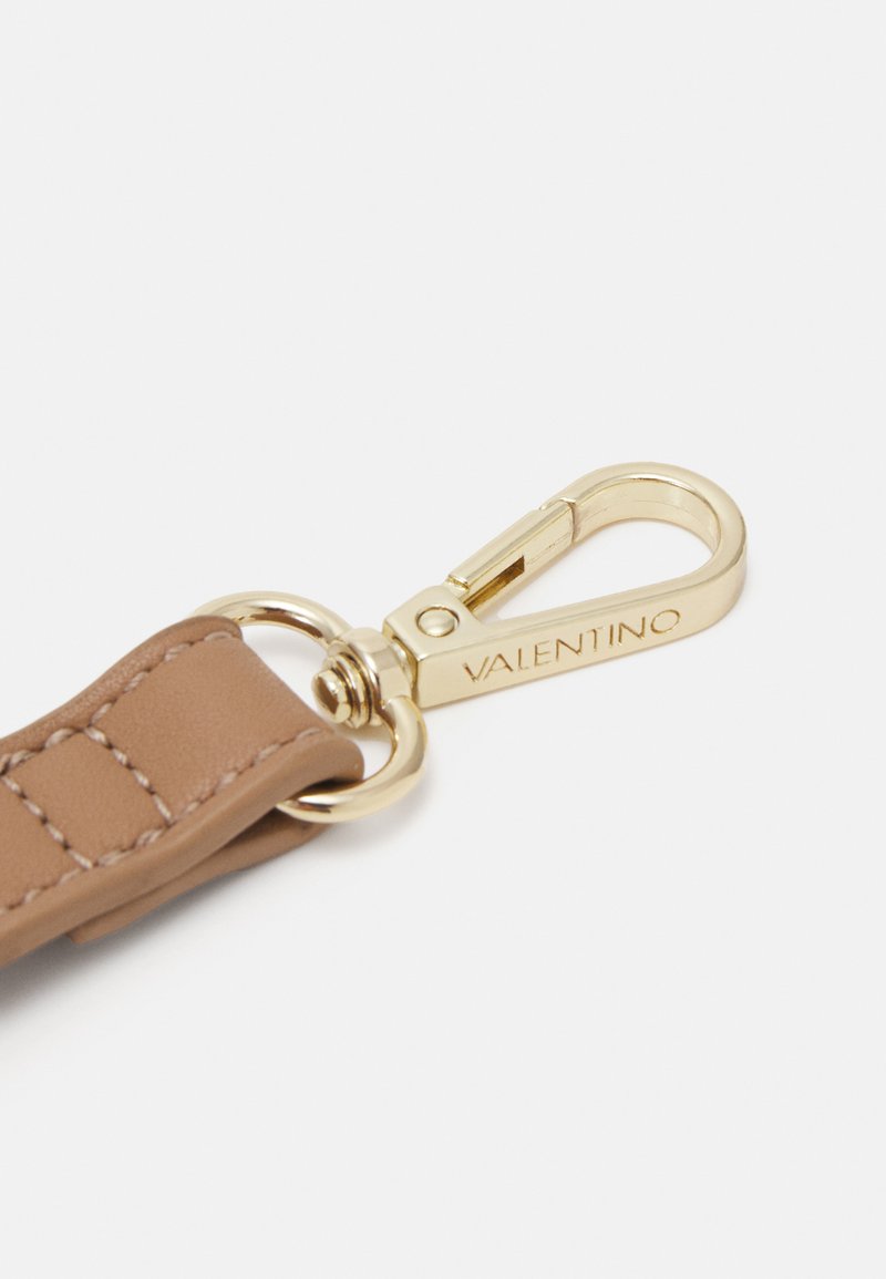 Sangle en cuir tan avec un motif matelassé, dotée d'un fermoir en métal doré avec des détails gravés "VALENTINO".