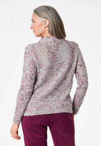 Grauer, gesprenkelter Pullover mit rosa und lila Akzenten, rundem Ausschnitt und gerippten Bündchen. Von hinten gezeigt, mit einer lockeren Passform.