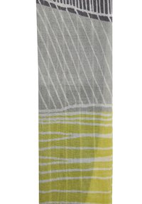 Textil con un patrón geométrico que presenta franjas grises, amarillas y blancas. Textura suave; líneas de diferentes grosores y orientaciones.