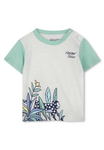T-shirt en coton blanc avec des manches vert clair, présentant des illustrations ludiques de singes et de plantes en bleu et jaune. Logo "Kenzo Paris" sur la poitrine.