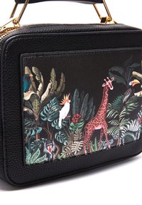 Borsa in pelle nera con hardware dorato, caratterizzata da una vivace scena della giungla con animali e piante su un lato, e una finitura testurizzata.