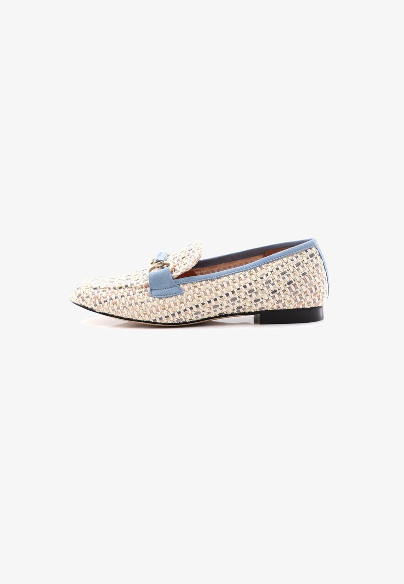 Mocasines trenzados en tono beige, con detalles en cuero azul y un sutil lazo. Un bajo tacón negro completa el diseño.