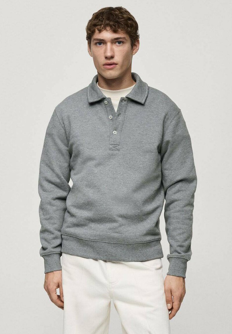 Grå sweatshirt med krage, treknapps stängning och ribbade ärmslut och nederkant. Tillverkad av mjukt fleecematerial med en avslappnad passform.