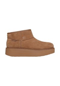Botas de ante marrón hasta el tobillo con punta redondeada, costuras decorativas y suela de plataforma. Presenta un sutil acento de estrella en el lateral.