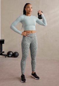 Casall CROP LONG SLEEVE - Pikkade varrukatega topp - mellow mint