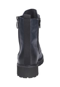 Stivale alla caviglia in pelle nera con zip sul retro e pannello elastico laterale; presenta una suola testurizzata per una migliore aderenza.