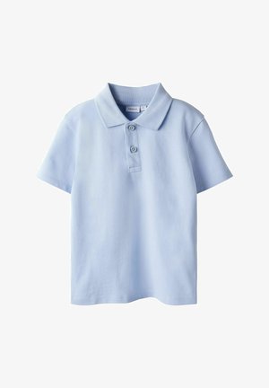 Lyseblå polo T-shirt lavet af blødt bomuld, med krave, korte ærmer og en tre-knaps stolpe med matchende knapper.