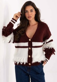 Dziany kardigan w kolorze bordowym i białym, z głębokim dekoltem w kształcie litery V, złotymi guzikami oraz teksturowanymi frędzlami na rękawach i dole.