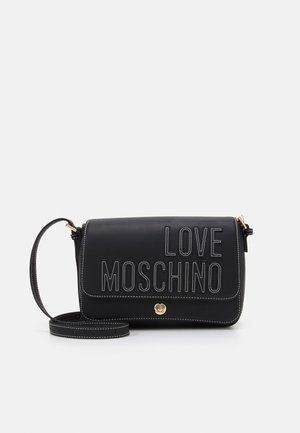 Schwarze Leder-Umhängetasche mit weißer Naht, "LOVE MOSCHINO" auf der Klappe gestickt und goldfarbener Logo-Knopfverschluss.