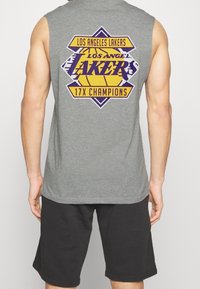 Szara koszulka bez rękawów z dużą kolorową grafiką Los Angeles Lakers na plecach, z napisem "17X Champions" pod logo.