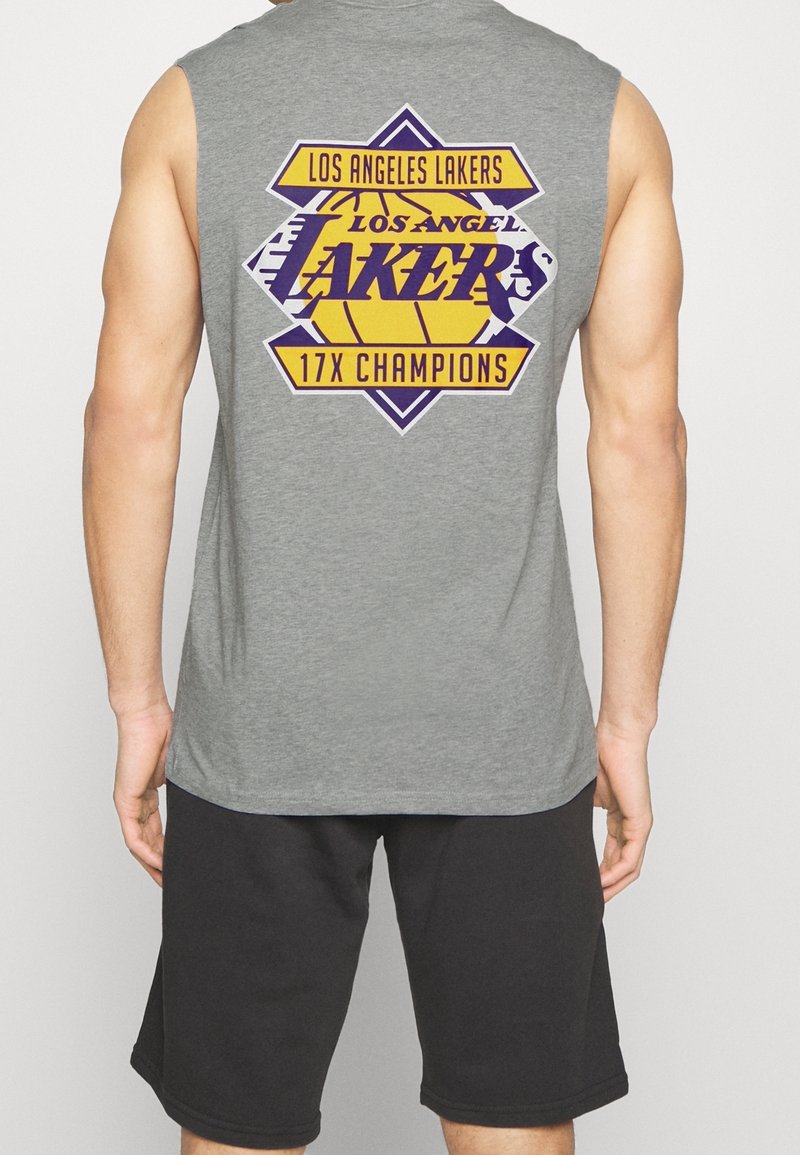Szara koszulka bez rękawów z dużą kolorową grafiką Los Angeles Lakers na plecach, z napisem "17X Champions" pod logo.