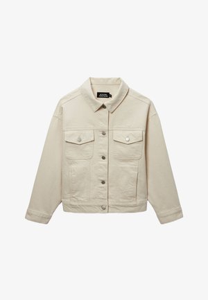 Veste en denim beige clair avec col, fermeture à boutons sur le devant, et deux poches poitrine à rabat avec boutons.