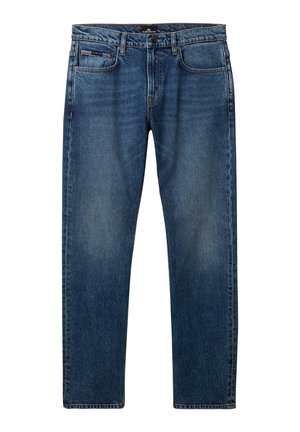 Vaqueros de mezclilla azul con un corte clásico, diseño de pierna recta, estilo de cinco bolsillos y sutiles detalles de desgaste en la tela.