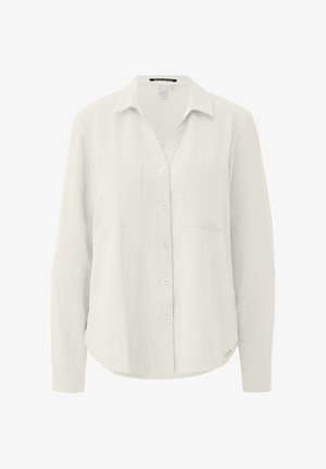 Wit overhemd met lange mouwen, knopen, kraag, twee borstzakken en licht gestructureerde stof, weergegeven op een effen achtergrond.
