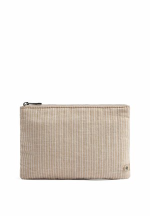 Beige gestreifter Stoffbeutel mit einem Reißverschluss und einem kleinen Logotag. Strukturierte Oberfläche mit weißen vertikalen Streifen, rechteckige Form.