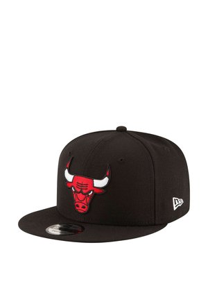 Gorra snapback negra con un logo rojo y blanco de Chicago Bulls en la parte frontal y un logo blanco de New Era en el lateral.