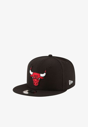 Gorra snapback negra con un logo rojo y blanco de Chicago Bulls en la parte frontal y un logo blanco de New Era en el lateral.