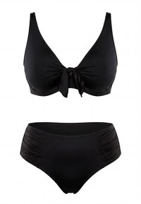 Zwarte tweedelige bikini met een knoop aan de voorkant van het topje en geplooide details aan de zijkanten van de hooggetailleerde broek.