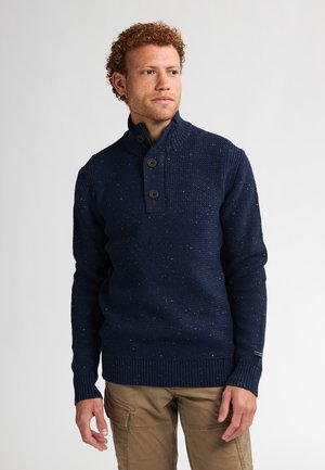 Pullover lavorato a maglia blu navy con colletto alto, due bottoni scuri e motivo testurizzato, con polsini e orlo a coste.